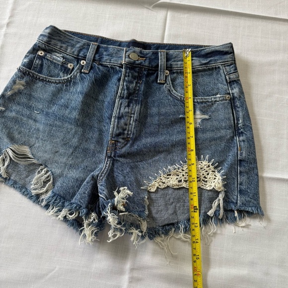 Lucky Brand Women's Blue and Cream Mom High Rise Denim Shorts Size 6/28 - Picture 6 of 12